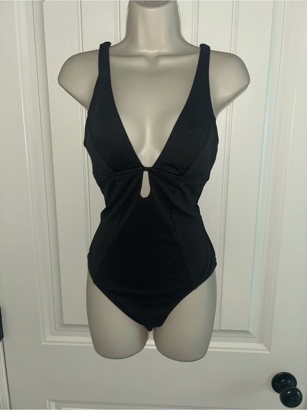 NWT Cupshe Black Textured One-Piece Swimsuit with Plunge Neck O Ring Back Sz S
